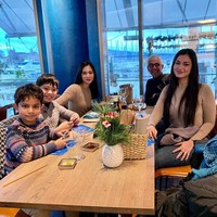 Bunga Zainal dinikahi oleh Sukhdev Singh, duda yang telah memiliki anak. Ia pun dekat dengan putri Sukhdev Singh, Kareena Kaur. Foto: Instagram