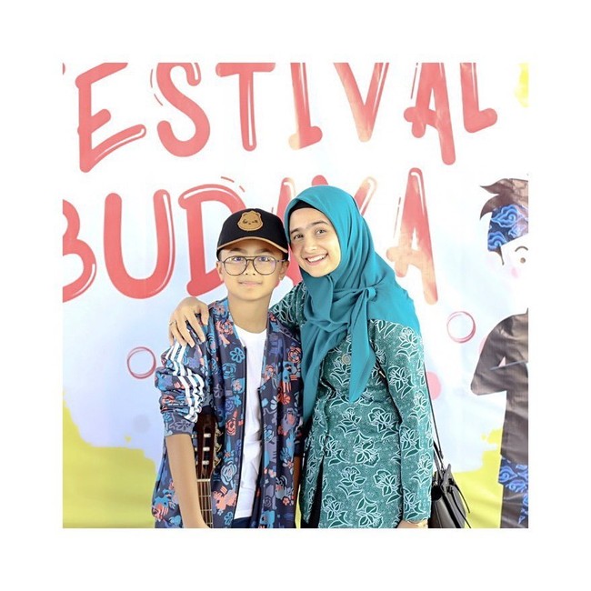 Sonya Fatmala dinilai menjadi ibu tiri yang baik bagi putra Hengky Kurniawan dari pernikahannya dengan Christy Jusung, Bintang Pratama. Keduanya pun kerab tampil bersama dan akrab di media sosial Foto: Instagram