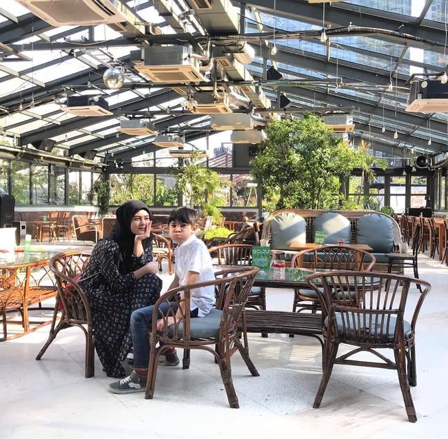 Rifky Balwell dengan Risty Tagor gagal mempertahankan rumah tangga yang telah dikarunia seorang putra, Raffa Balweel. Kini Rifky telah menikah dengan Biby Alraen dan memiliki seorang anak bersama. Biby pun menyayangi dengan baik Raffa Balweel.  Foto: Instagram