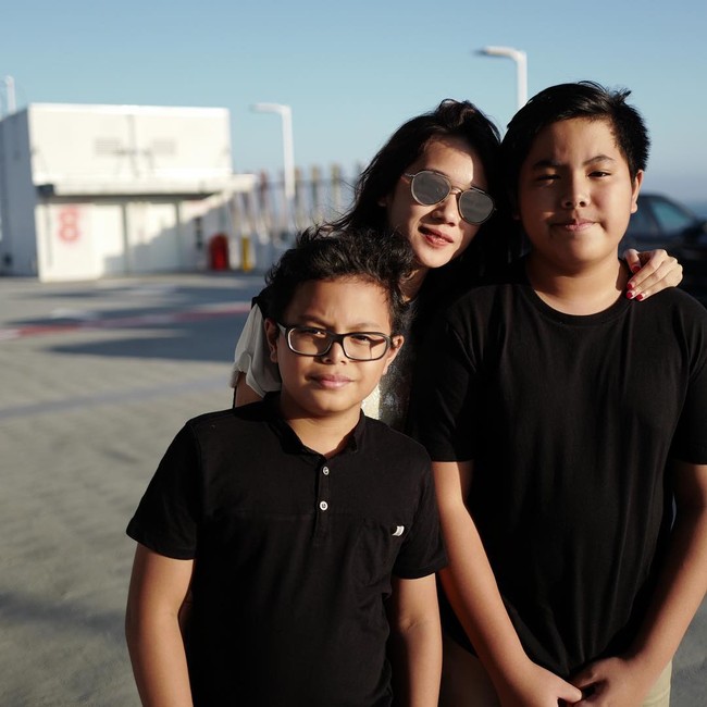 Suami Gista Putri, Whisnutama memiliki empat anak dari pernikahan terdahulunya. Gista pun terlihat akrab dengan anak-anak Wishnutama. Foto: Instagram