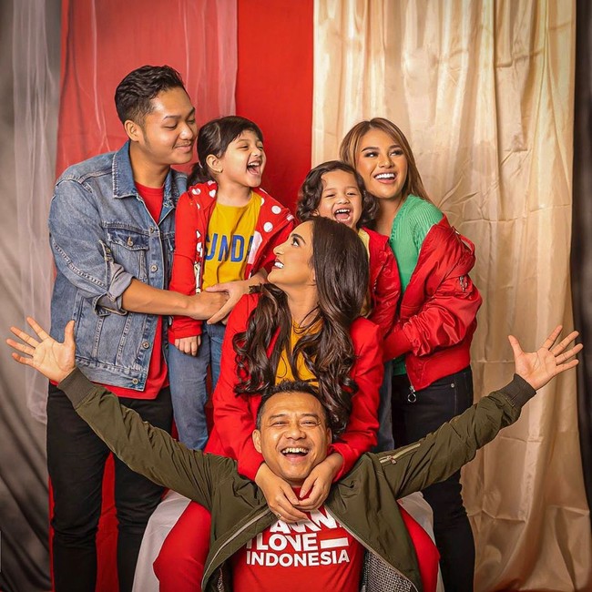 Kedekatan Ashanty dengan Aurel dan Azriel tentu tak perlu diragukan lagi. Ashanty pun dikenal sebagai ibu tiri yang baik bagi Aurel dan Azriel. Foto: Instagram