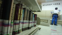 Setiap sudut ruangan di area Perpustakaan Nasional dibersihkan oleh para petugas.