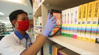 Saat membersihkan area perpustakaan para petugas pun mengenakan masker dan sarung tangan sebagai salah satu upaya penerapan protokol kesehatan guna mengantisipasi COVID-19.
