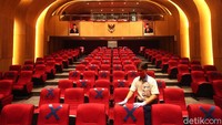 Penerapan physical distancing pun dilakukan, salah satunya dengan memasang sticker silang sebagai tanda penerapan jaga jarak.
