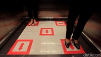 Tak hanya di ruangan yang berada di area Perpustakaan Nasional, penerapan jaga jarak juga dilakukan di dalam lift.
