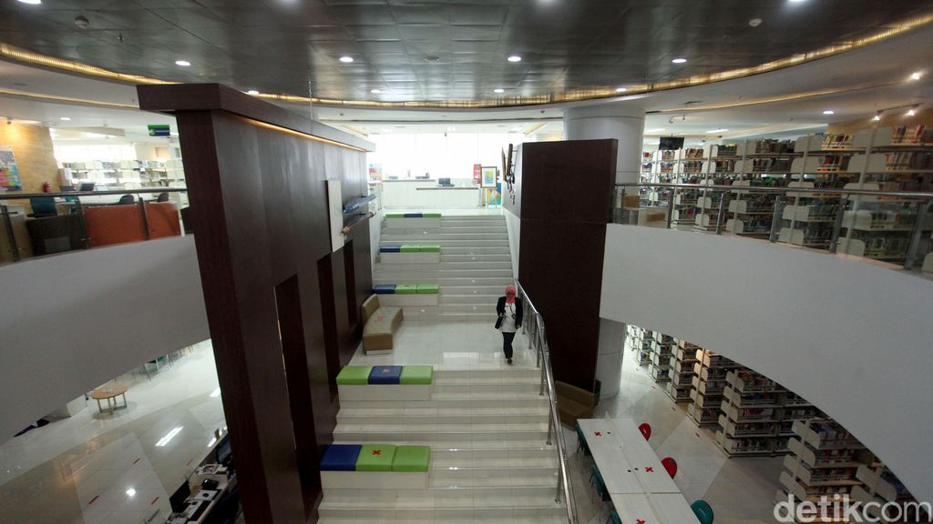 Setelah ditutup cukup lama, Perpustakaan Nasional akhirnya akan kembali dibuka untuk umum. Rencananya Perpusnas akan kembali dibuka pada Kamis (11/6).