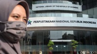 Seorang warga tengah melintas di kawasan Perpustakaan Nasional (Perpusnas), Jakarta, Rabu (10/6/2020). Seorang warga tengah melintas di kawasan Perpustakaan Nasional (Perpusnas), Jakarta, Rabu (10/6/2020).