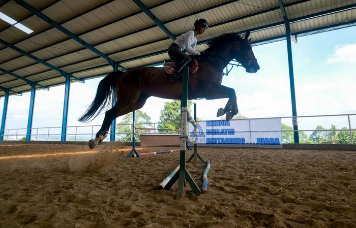 Atlet Berkuda Ini Tetap Berlatih di Masa Pandemi Atlet berkuda belia, M. Akbar Kurniawan yang akrab disapa Aan, tetap semangat dan fokus menjalani latihan di tengah pandemi COVID-19. Ia mengejar ajang Youth Olympic 2022 di Senegal.
