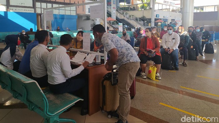 Pergerakan penumpang mulai ramai di Bandara Juanda Surabaya, Sidoarjo. Ratusan penumpang yang akan melakukan penerbangan harus memiliki surat keterangan negatif COVID-19, serta mingisi kartu kewaspadaan kesehatan dari Kemenkes RI.