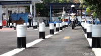 Di Indonesia saat ini ujian SIM C bisa berlaku untuk semua sepeda motor. Selama ini tertuang dalam Perkapolri Nomor 9 tahun 2012 tentang SIM yang kemudian diperbarui Peraturan Kepolisian No.5 Tahun 2021 tentang Penerbitan dan Penandaan Surat Izin Mengemudi. Dalam aturan yang selama ini digunakan sebagai penilaian, ada beberapa rintangan yang harus dilalui pemohon SIM. Rifkianto Nugroho/detikcom