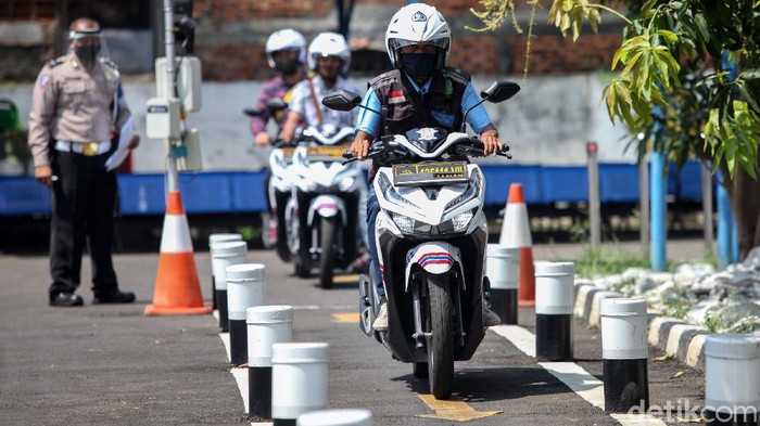 Begini Ujian Praktek Pembuatan SIM di Tengah Pandemi Di tengah pandemi COVID-19, ujian praktek pembuatan SIM di Satpas Daan Mogot, tetap dilakukan. Ujian dilakukan dengan protokol kesehatan.