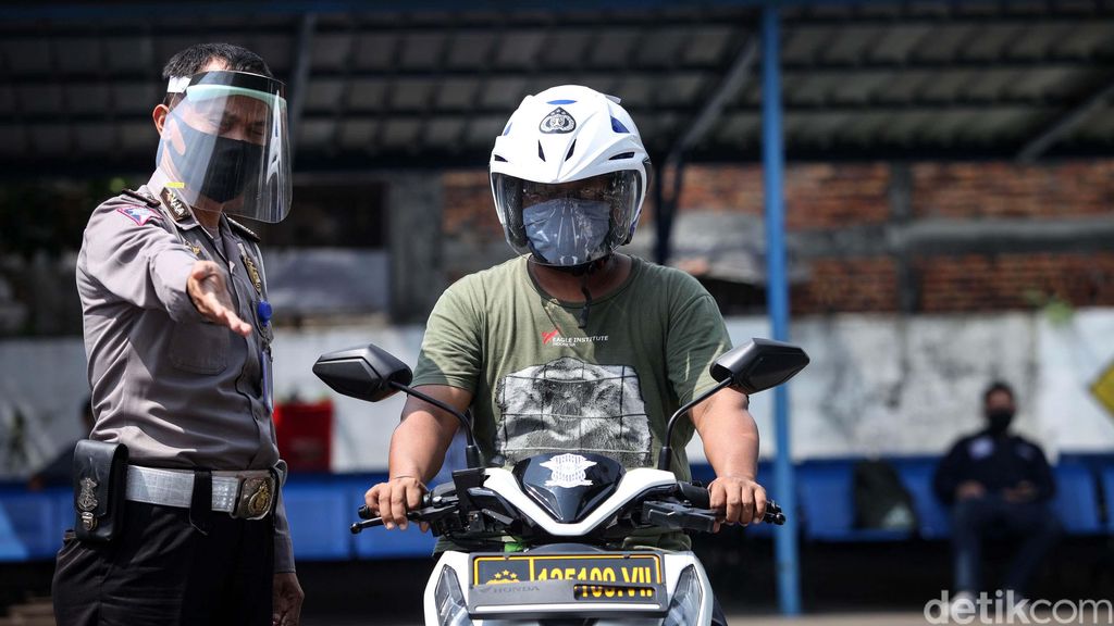 Di tengah pandemi COVID-19, ujian praktek pembuatan SIM di Satpas Daan Mogot, tetap dilakukan. Ujian dilakukan dengan protokol kesehatan.