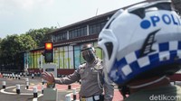 Pertama, ada uji pengereman dan keseimbangan. Pemohon langsung menjalankan sepeda motor dengan kecepatan stabil 30 km/jam di trek lurus. Jarak dari start sampai finish adalah 9 buah patok. Kemudian berhenti pada titik yang ditentukan dengan teknik pengereman kombinasi yang lebih dominan rem tangan bersamaan dengan rem belakang. Kaki kiri turun dan palingkan kepala ke kanan belakang konfirmasi keselamatan. Rifkianto Nugroho/detikcom