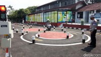 Beberapa praktik pelanggaran yang dilakukan adalah penyuapan atau memberikan uang (gratifikasi) kepada oknum petugas. Termasuk membayar sesuatu tidak semestinya dan tanpa bukti penerimaan yang sah. Rifkianto Nugroho/detikcom