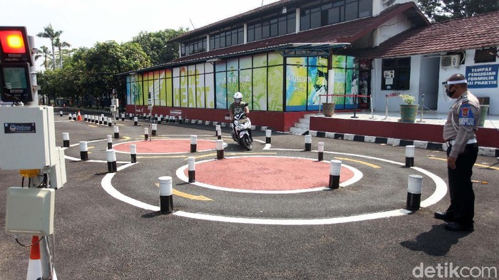 Di tengah pandemi COVID-19, ujian praktek pembuatan SIM di Satpas Daan Mogot, tetap dilakukan. Ujian dilakukan dengan protokol kesehatan.