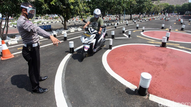 Begini Ujian Praktek Pembuatan SIM di Tengah Pandemi Di tengah pandemi COVID-19, ujian praktek pembuatan SIM di Satpas Daan Mogot, tetap dilakukan. Ujian dilakukan dengan protokol kesehatan.