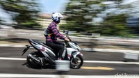 Kedua, pemotor melakukan zig-zag atau slalom, dengan kecepatan 10 km/jam. Jari-jari tangan tidak menekan tangkai kopling atau pengereman sebelum titik berhenti yang ditentukan. Rifkianto Nugroho/detikcom