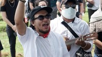Lantunan kidung jemaat mengiringi prosesi pemakaman. Pool/Palevi S/detikFoto.