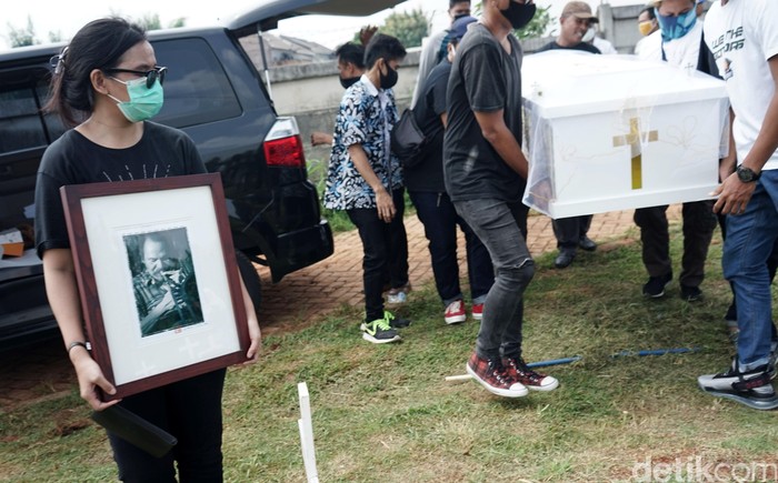 Benny Likumahuwa Pemakaman Benny Likumahuwa di TPU Jombang.