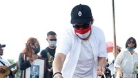 Sang putra, Barry Likumahuwa sempat menangis sebelum menaburkan bunga di pusara ayahnya itu. Pool/Palevi S/detikFoto.
