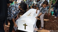 Suasana pemakaman berlangsung khidmat dan haru. Pool/Palevi S/detikFoto.