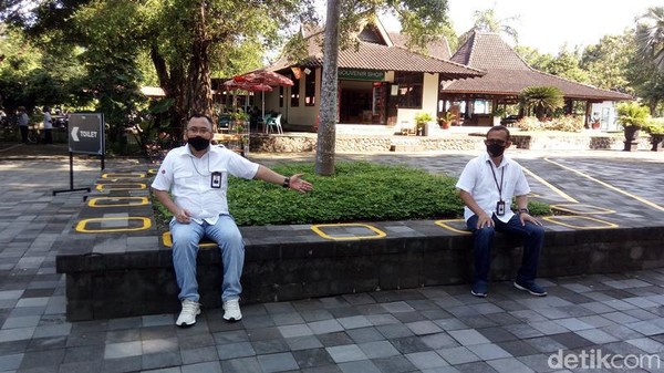 Di seluruh area Candi Borobudur pun telah dipasangi penanda untuk menjaga jarak antar pengunjung.