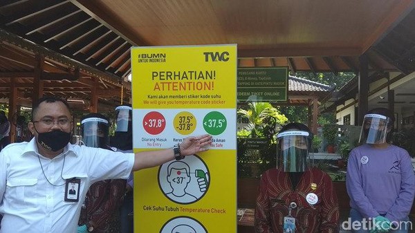 Bagi pengunjung yang suhunya dibawah 37,5 diberi tempelan stiker warna hijau, kemudian pengunjung di atas 37,5 sampai 37,8 diberi tempelan stiker warna kuning. Untuk pengunjung suhunya di atas 37,8 ke atas diberi tanya merah, terus disuruh masuk melalui pintu tersendiri. Bagi pengunjung yang suhunya dibawah 37,5 diberi tempelan stiker warna hijau, kemudian pengunjung di atas 37,5 sampai 37,8 diberi tempelan stiker warna kuning. Untuk pengunjung suhunya di atas 37,8 ke atas diberi tanya merah, terus disuruh masuk melalui pintu tersendiri.
