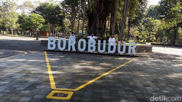 Kemudian di seluruh area Candi Borobudur termasuk membeli tiket naik tayo maupun tempat duduk ada tandanya.