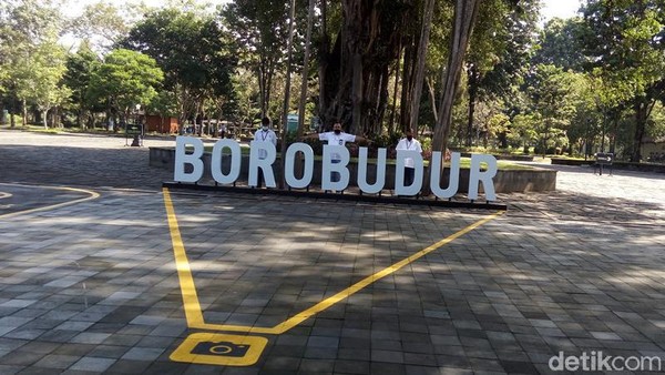 Kemudian di seluruh area Candi Borobudur termasuk membeli tiket naik tayo maupun tempat duduk ada tandanya. Kemudian di seluruh area Candi Borobudur termasuk membeli tiket naik tayo maupun tempat duduk ada tandanya.