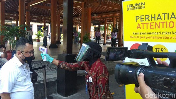 Kemudian, perjalanan pun dilanjutkan menuju lokasi loket. Sebelum sampai lokasi membeli tiket, nantinya pengunjung akan dicek suhu tubuhnya.