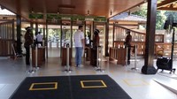 Memasuki pintu masuk di tiket pun diatur dengan jarak dan ada tanda-tanda tersendiri.