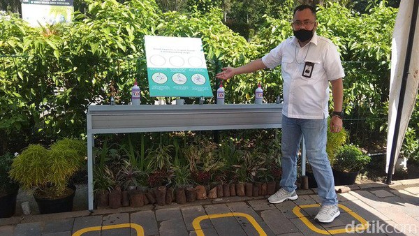 Setelah turun, nantinya pengunjung diberitahu guide untuk tetap jaga jarak, tidak boleh membawa makanan dari luar dan bermasker. Kemudian, pengunjung memasuki area cuci tangan. Setelah turun, nantinya pengunjung diberitahu guide untuk tetap jaga jarak, tidak boleh membawa makanan dari luar dan bermasker. Kemudian, pengunjung memasuki area cuci tangan.