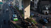Pantauan lalu-lintas pukul 08.00 memperlihatkan volume kendaraan padat cenderung merayap di titik tersebut hingga depan apartment Pakubuwono.