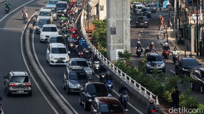 Lalu-lintas arah Cipulir - Ciledug menuju Pakubuwono - Blok M terpantau padat merayap pagi tadi. Kemacetan disebabkan banyak volume kendaraan.