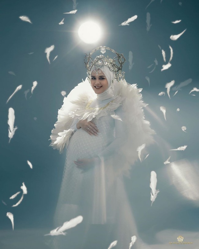 Keanggunan Cut Meyriska yang bak malaikat ditonjolkan dengan gaun berdetail bulu-bulu dan ruffle putih rancangan Jacob Wiliam. Foto: instagram @fdphotography90.