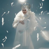 Keanggunan Cut Meyriska yang bak malaikat ditonjolkan dengan gaun berdetail bulu-bulu dan ruffle putih rancangan Jacob Wiliam. Foto: instagram @fdphotography90.