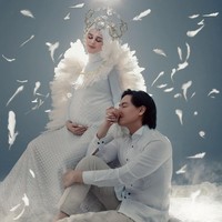 Tampil mesra, Roger tampak pose dengan mencium tangan kiri Cut Meyriska yang sedang duduk di atas kursi, sambil memegang perutnya yang semakin buncit. Foto: instagram @fdphotography90.