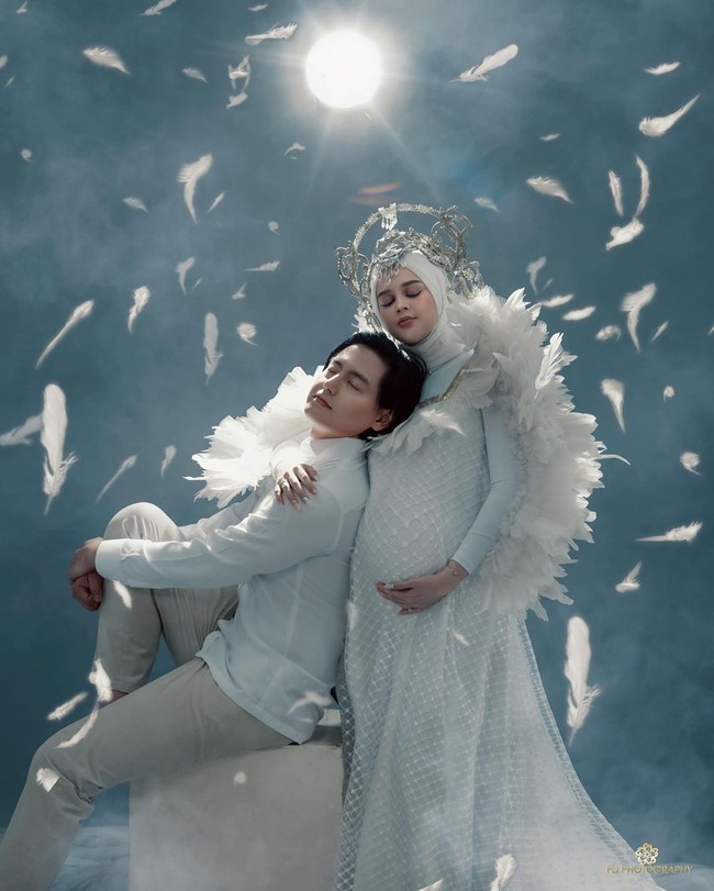 Cut Meyriska dan Roger Danuarta telah resmi menikah pada 17 Agustus 2019. Kini sang istri pun sedang mengandung anak pertama. Foto: instagram @cutratumeyriska.