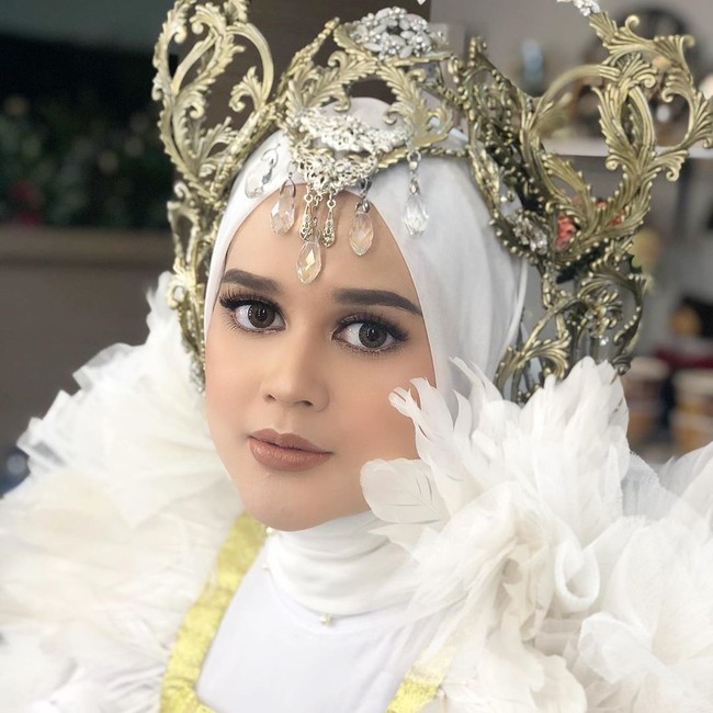 Dengan tema seba putih, Cut Meyriska mengunakan hairpiece cantik dari Morphacio serta riasan makeup flawless look dari makeup Vuvamakeupartis. Foto: instagram @vuvamua.