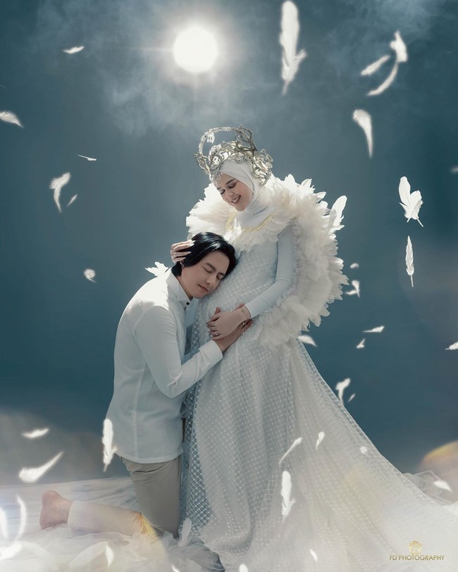 Masuk kehamilan 7 bulan, Cut Meyriska dan Roger Danuarta mengadakan sesi pemotretan dengan tema MY GUARDIAN ANGEL”. Foto kehamilan dengan ide yang kreatif itu digarap oleh fotografer Fady Susanto dan tim FD Photography. Foto: instagram @fdphotography90.