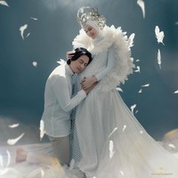 Masuk kehamilan 7 bulan, Cut Meyriska dan Roger Danuarta mengadakan sesi pemotretan dengan tema MY GUARDIAN ANGEL”. Foto kehamilan dengan ide yang kreatif itu digarap oleh fotografer Fady Susanto dan tim FD Photography. Foto: instagram @fdphotography90.