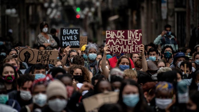 LONDON, ENGLAND - JUNE 09: Protesters with personal protective equipment (PPE) are gathering in Parliament Square to commemorate the life of George Floyd at 5pm, the time when his body will be laid to rest in Houston, Texas, where he grew up, on June 09, 2020 in London, United Kingdom. The death of an African-American man, George Floyd, while in the custody of Minneapolis police has sparked protests across the United States, as well as demonstrations of solidarity in many countries around the world. (Photo by Dan Kitwood/Getty Images)