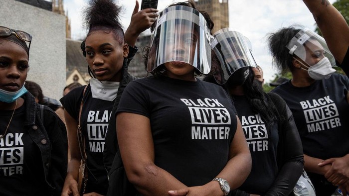 Demo George Floyd LONDON, ENGLAND - JUNE 09: Protesters with personal protective equipment (PPE) are gathering in Parliament Square to commemorate the life of George Floyd at 5pm, the time when his body will be laid to rest in Houston, Texas, where he grew up, on June 09, 2020 in London, United Kingdom. The death of an African-American man, George Floyd, while in the custody of Minneapolis police has sparked protests across the United States, as well as demonstrations of solidarity in many countries around the world. (Photo by Dan Kitwood/Getty Images)