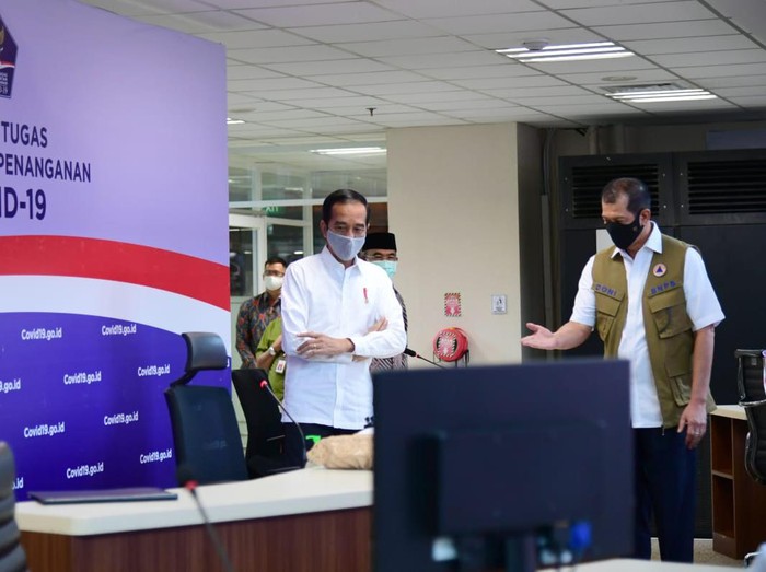 Ketua Gugus Tugas Percepatan Penanganan COVID-19 Doni Monardo mendampingi Presiden Jokowi di kantornya.