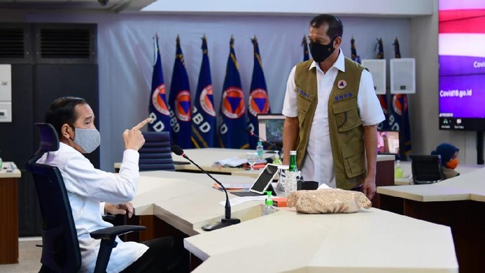 Ketua Gugus Tugas Percepatan Penanganan COVID-19 Doni Monardo mendampingi Presiden Jokowi di kantornya.