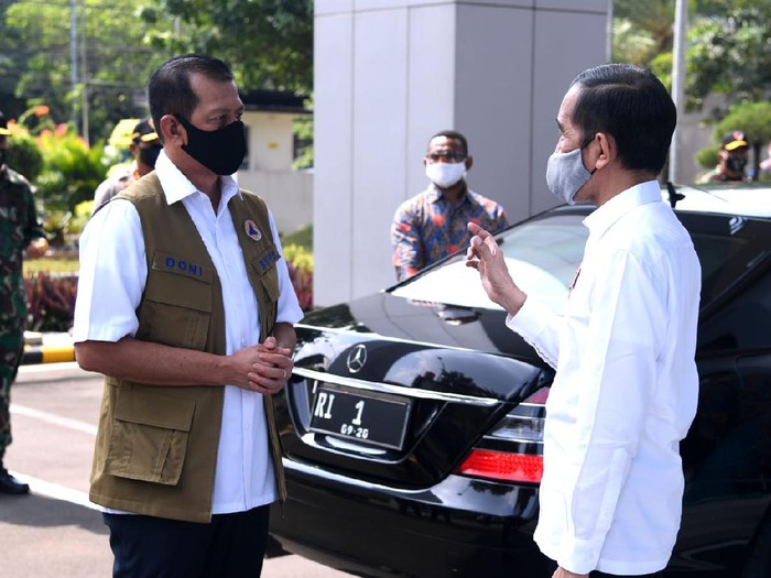 Ketua Gugus Tugas Percepatan Penanganan COVID-19 Doni Monardo mendampingi Presiden Jokowi di kantornya.