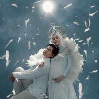 Sementara Roger Danuarta tampil simpel dengan kemeja putih dan padanan celana chino warna beige. Foto: Instagram @fdphotography90.