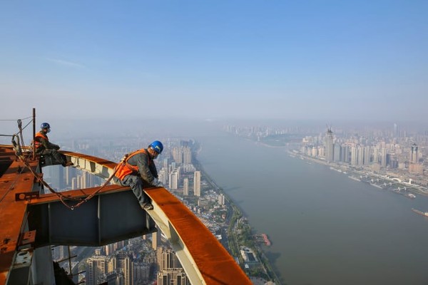 Wuhan Greenland Center ini akan dipangkas ketinggian gedungnya dari semula 636 meter menjadi di bawah 500 meter. Keputusan itu dibuat pada 2018 setelah pembangunan dimulai dan itu memerlukan desain ulang. Wuhan Greenland Center ini akan dipangkas ketinggian gedungnya dari semula 636 meter menjadi di bawah 500 meter. Keputusan itu dibuat pada 2018 setelah pembangunan dimulai dan itu memerlukan desain ulang.