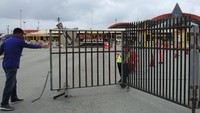 Petugas membuka gerbang di Bandara Sentani, Jayapura, Papua, yang kembali dibuka untuk umum.