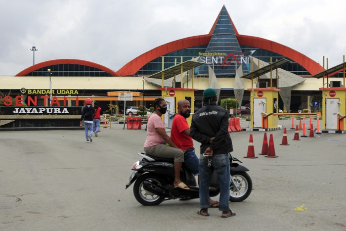 Bandara Sentani di Jayapura, Papua, kembali dibuka untuk umum. Diketahui, bandara itu sebelumnya ditutup guna cegah penyebaran COVID-19.